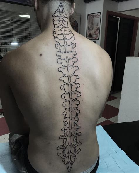 Tatouages colonne vertebrale